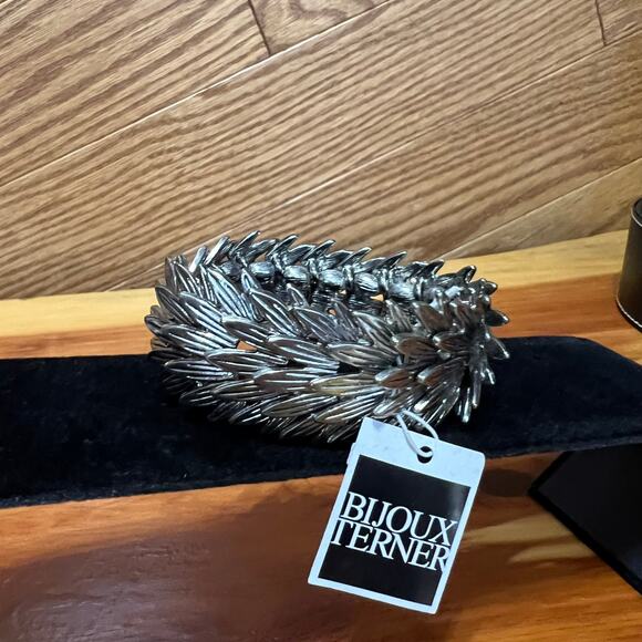 NWT Bijoux Terner Silver Tone Layered Leaf Feathers Stretch Bracelet NEW - Picture 3 of 5